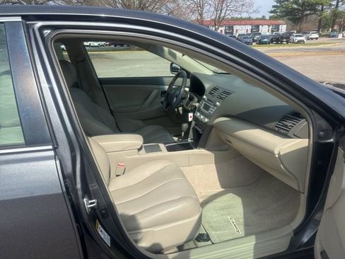 Used 2010 Toyota Camry LE image 13