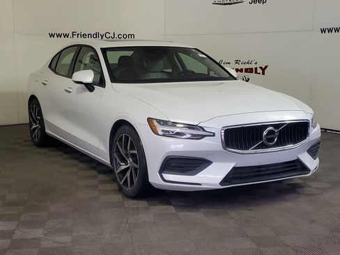 Used 2020 Volvo S60 T6 Momentum image 2
