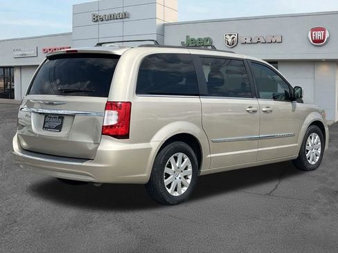 Used 2014 Chrysler Town & Country Touring FWD image 7