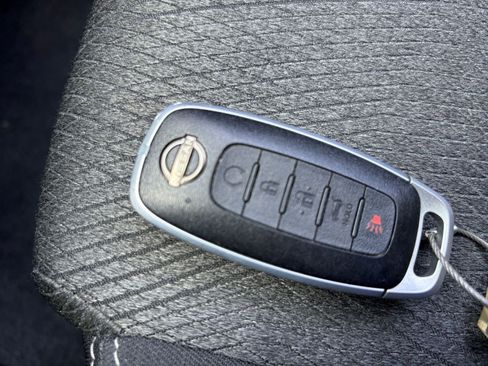 Used 2025 Nissan Rogue SV FWD image 28