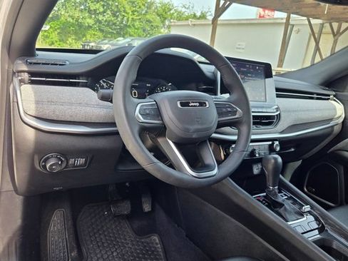 Used 2025 Jeep Compass Latitude w/ Sun & Sound Group AWD/4WD image 15