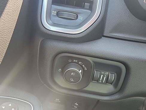 Used 2023 RAM 1500 Laramie AWD/4WD image 9