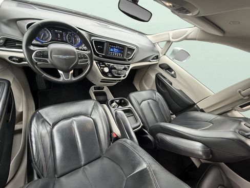 Used 2020 Chrysler Pacifica Touring-L FWD image 10