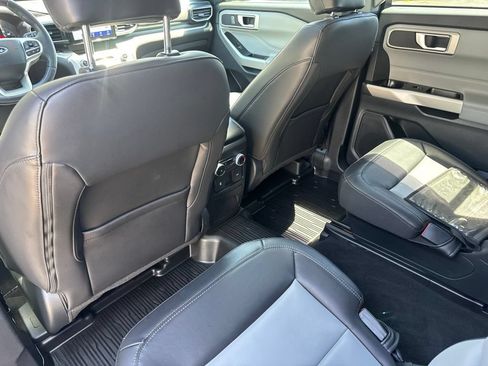 Used 2022 Ford Explorer XLT w/ Equipment Group 202A AWD/4WD image 15