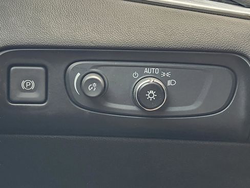 Used 2021 Buick Enclave Essence image 22