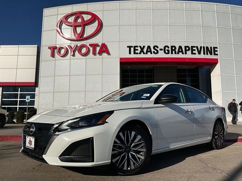 Used 2025 Nissan Altima 2.5 SV image 2