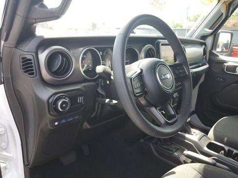Certified 2023 Jeep Wrangler Unlimited AWD/4WD image 18