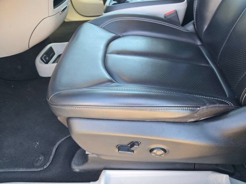 Used 2023 Chrysler Pacifica Touring-L FWD image 17