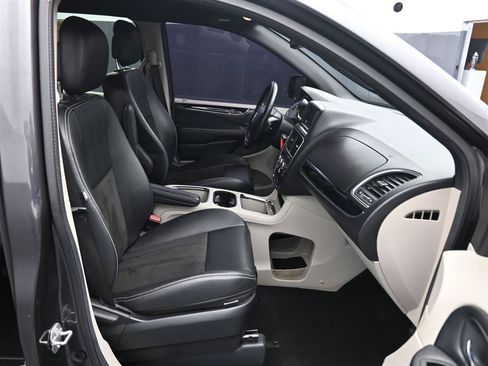 Used 2020 Dodge Grand Caravan SXT FWD image 9