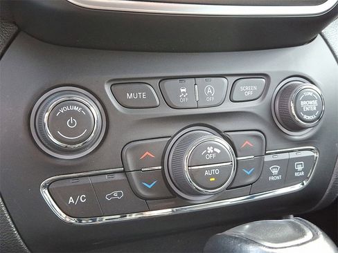 Used 2021 Jeep Cherokee Trailhawk w/ Technology Group image 16