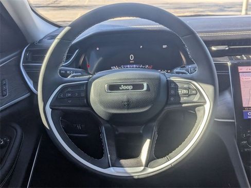 Used 2023 Jeep Grand Cherokee Limited w/ Black Appearance Package image 18