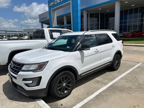 Used 2017 Ford Explorer XLT FWD image 1