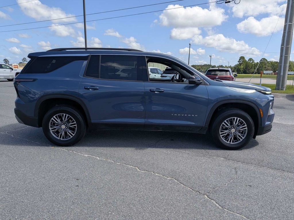 Used 2025 Chevrolet Traverse LT FWD image 3