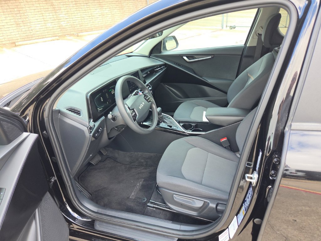 Used 2025 Kia Niro LX FWD image 4