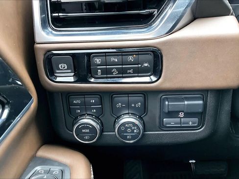 Used 2025 GMC Yukon Denali Ultimate AWD/4WD image 34
