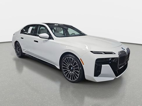 Certified 2025 BMW 750e xDrive image 4