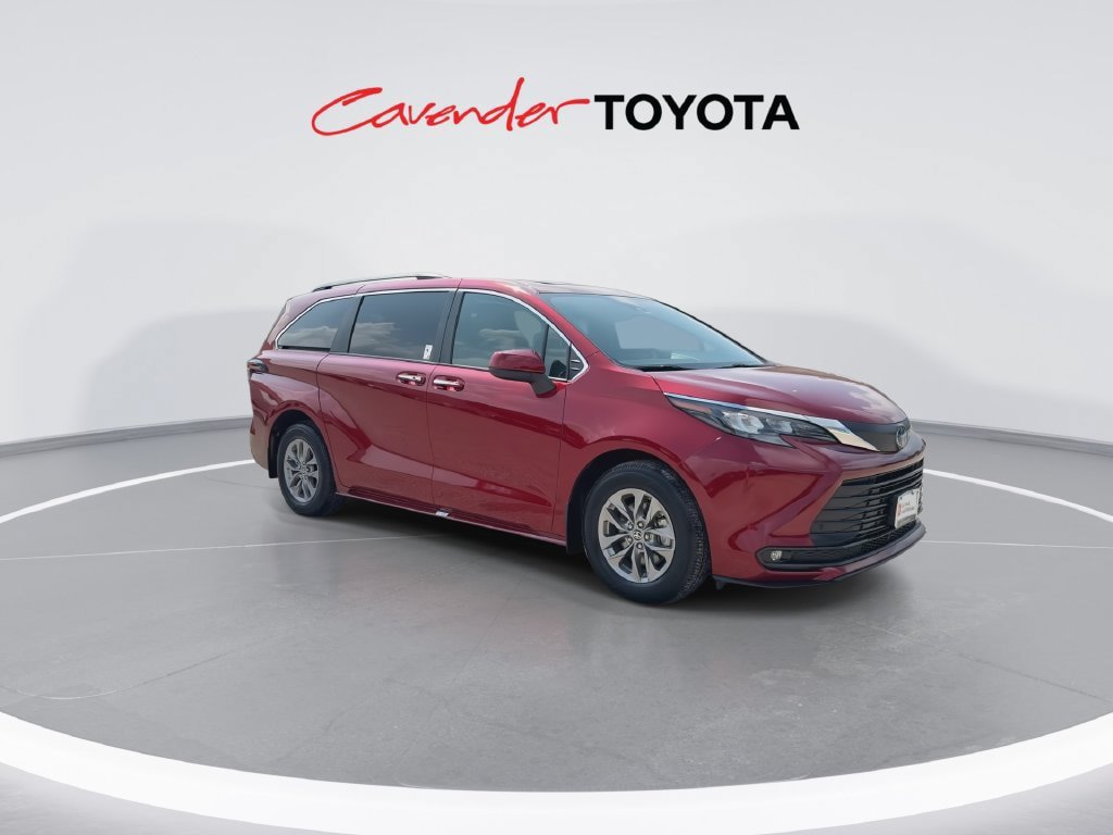 Certified 2025 Toyota Sienna XLE FWD image 2