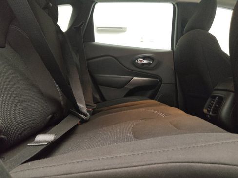Used 2021 Jeep Cherokee Latitude FWD image 19