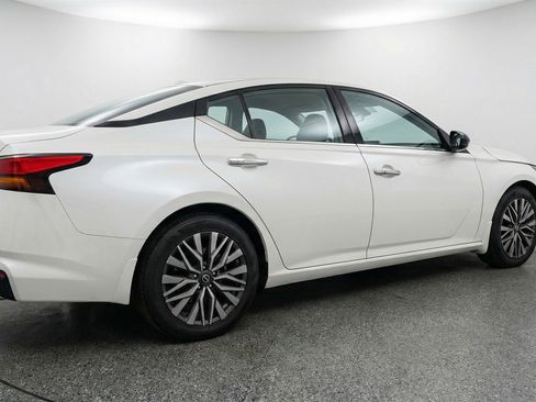 Used 2025 Nissan Altima 2.5 SV image 9