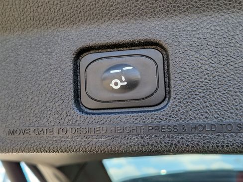 Used 2017 Ford Explorer XLT w/ Equipment Group 202A image 9