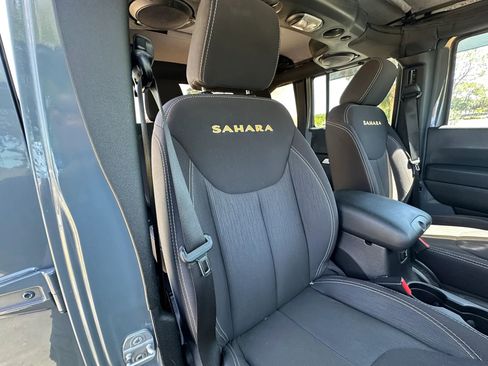 Used 2014 Jeep Wrangler Unlimited Sahara w/ Connectivity Group AWD/4WD image 20