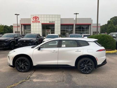 New 2025 Toyota Crown Signia image 2