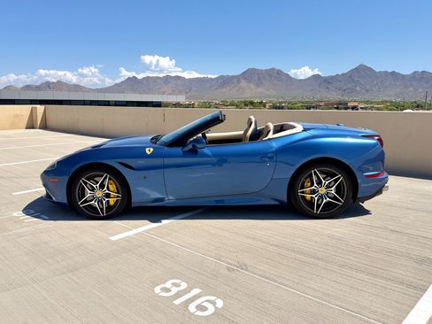 Used 2015 Ferrari California T RWD image 5