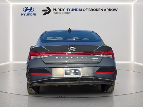 Certified 2025 Hyundai Elantra Limited FWD image 6