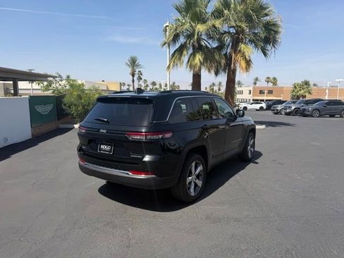 Used 2022 Jeep Grand Cherokee Limited w/ Luxury Tech Group II AWD/4WD image 5