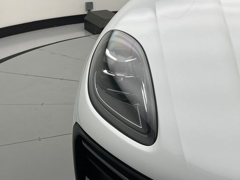 Used 2025 Porsche Macan image 42