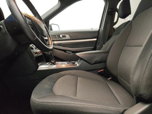 Used 2019 Ford Explorer XLT w/ Equipment Group 201A FWD image 17