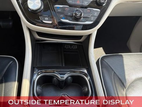 Used 2023 Chrysler Pacifica Limited FWD image 38