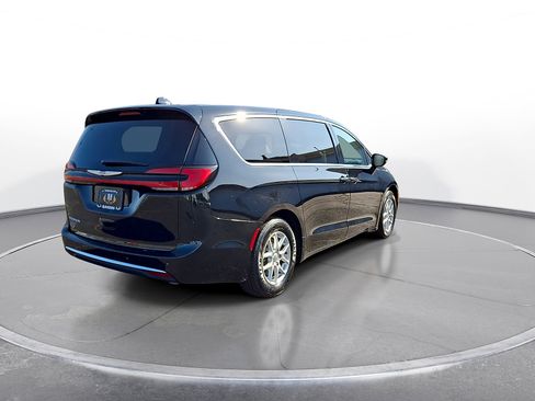 Used 2024 Chrysler Pacifica Touring-L FWD image 7