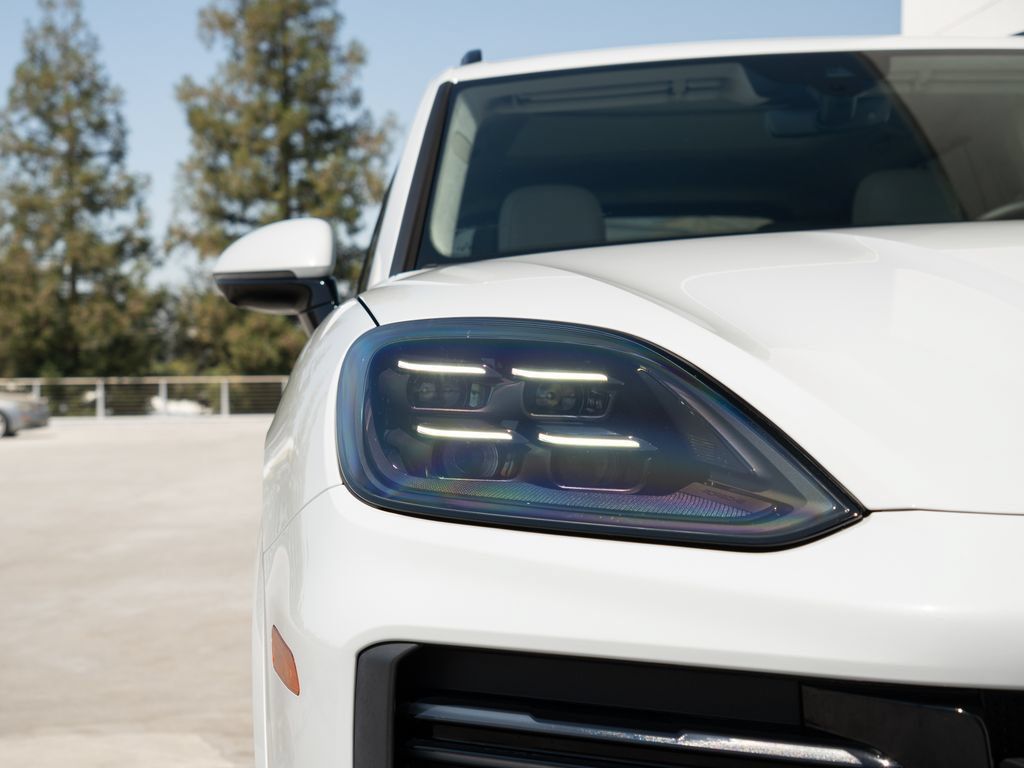 Used 2025 Porsche Cayenne Turbo AWD/4WD image 22