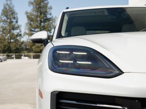 New 2025 Porsche Cayenne Turbo AWD/4WD image 22