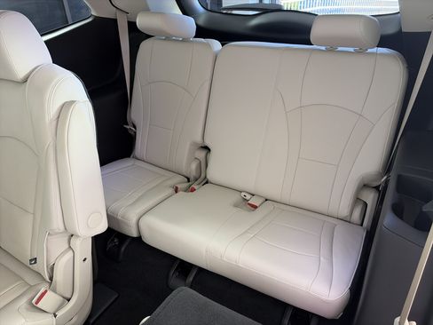 Used 2024 Buick Enclave Essence FWD image 4