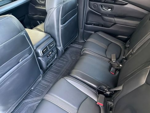 Used 2024 Honda Pilot Touring image 11