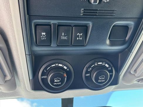 Used 2018 Toyota 4Runner TRD Off-Road AWD/4WD image 19