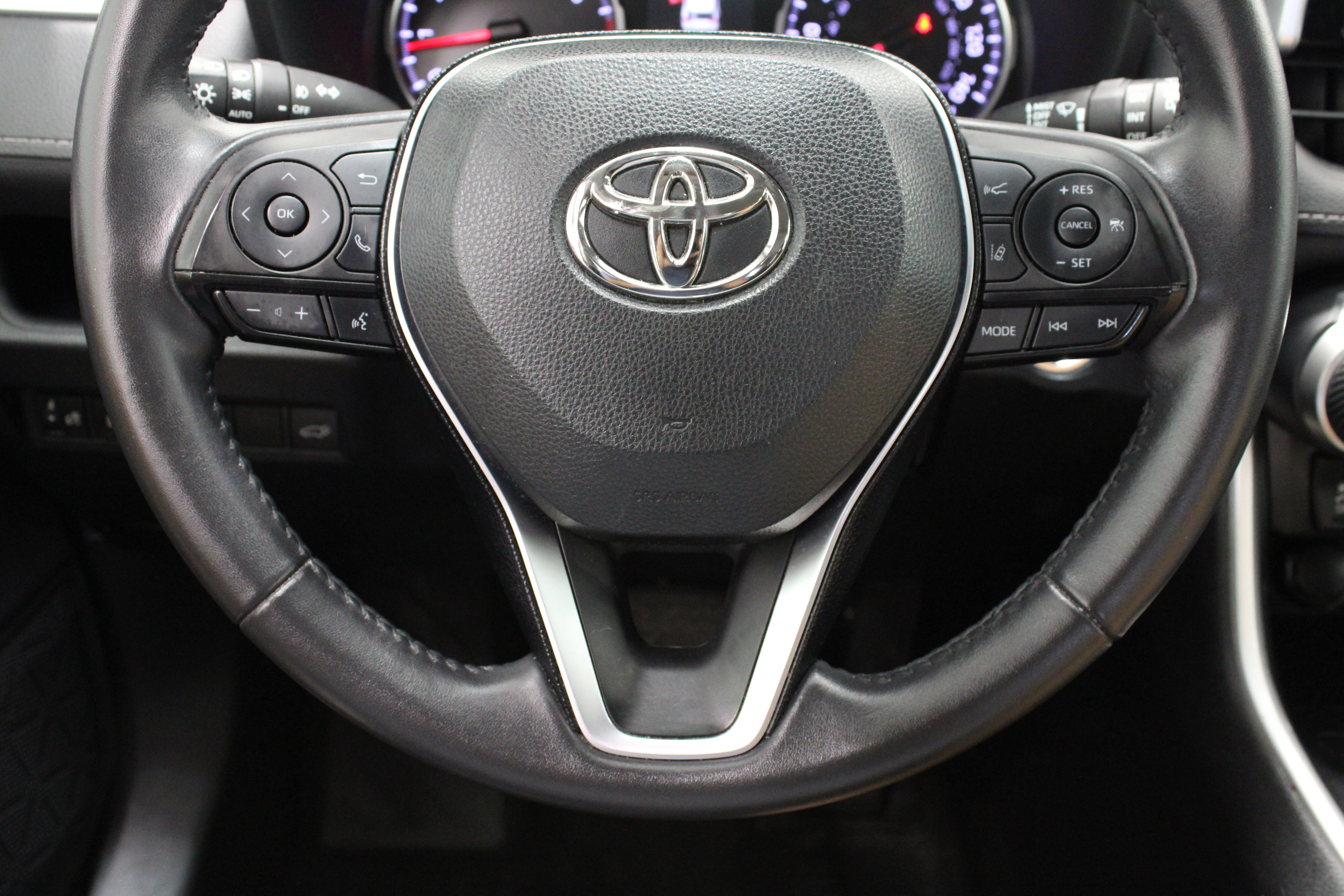 Used 2020 Toyota RAV4 XLE Premium FWD image 24