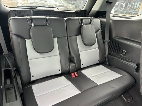 Used 2024 Ford Explorer XLT w/ Equipment Group 202A image 33