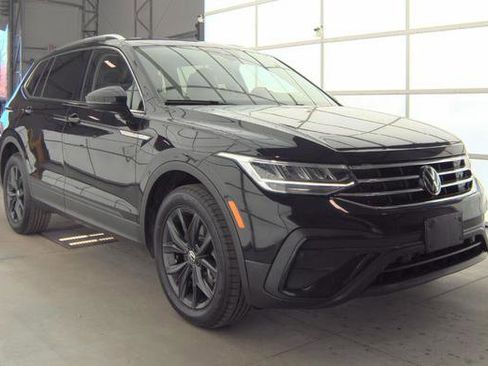 Used 2024 Volkswagen Tiguan SE image 1