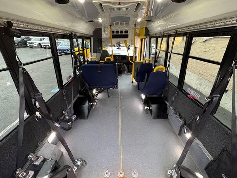 Used 2014 Chevrolet Express 3500 image 17