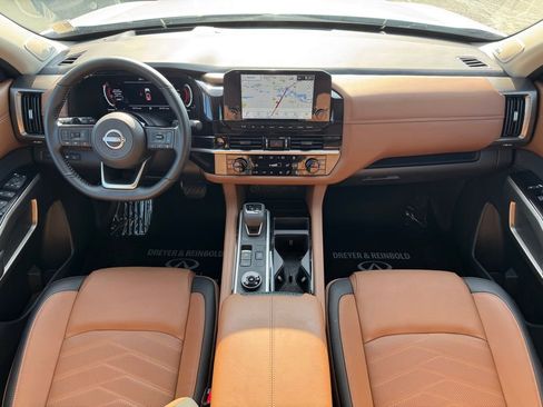 Used 2025 Nissan Pathfinder Platinum image 17