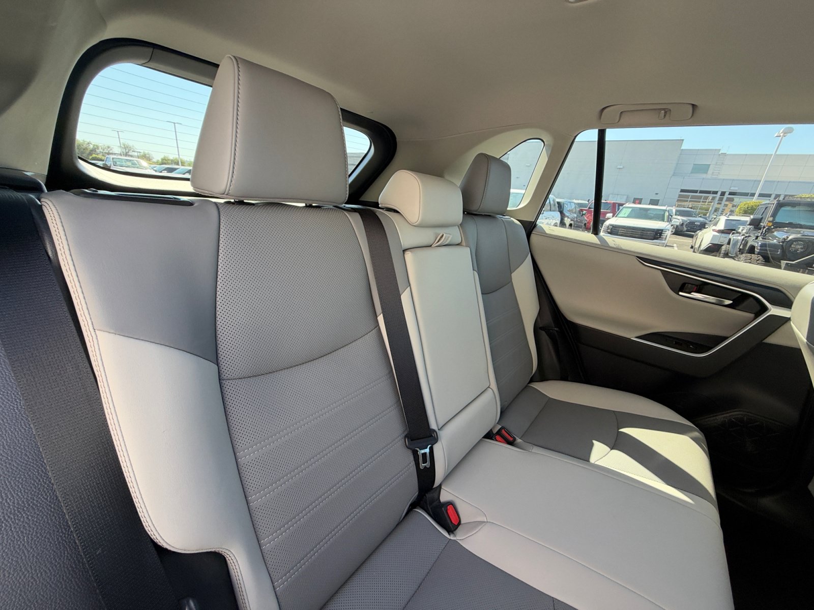 Used 2020 Toyota RAV4 Limited FWD image 18
