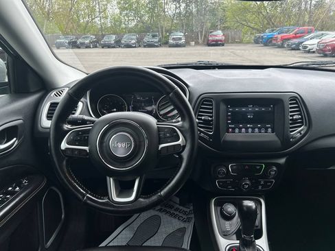 Used 2020 Jeep Compass Latitude w/ Cold Weather Group AWD/4WD image 17