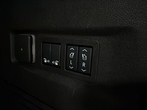 Used 2025 Chevrolet Suburban LT w/ Comfort Package AWD/4WD image 9