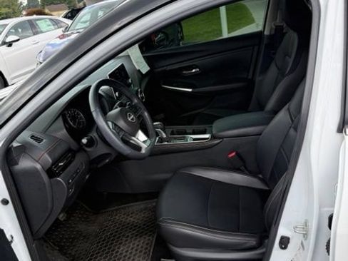 Used 2025 Nissan Sentra SR w/ SR Premium Package FWD image 9