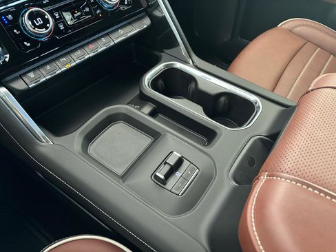 Used 2026 GMC Sierra 2500 Denali Ultimate w/ LPO, Black Badging Package image 18