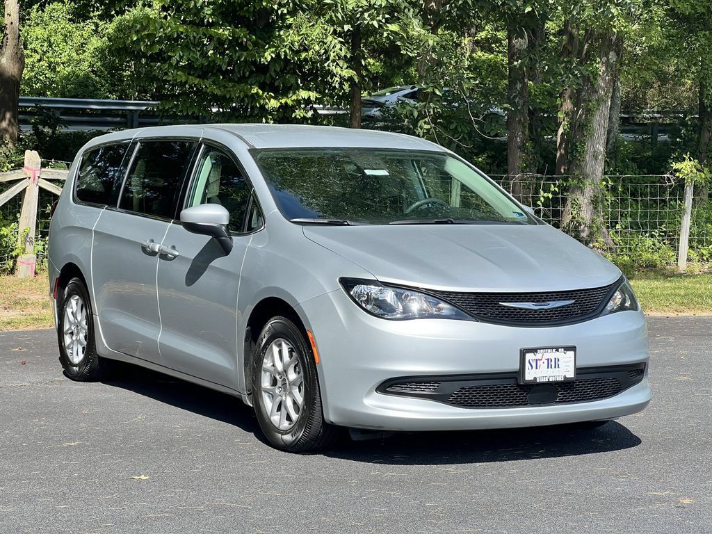 Used 2023 Chrysler Voyager LX FWD image 1