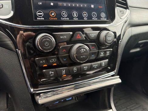Used 2021 Jeep Grand Cherokee Laredo X AWD/4WD image 14